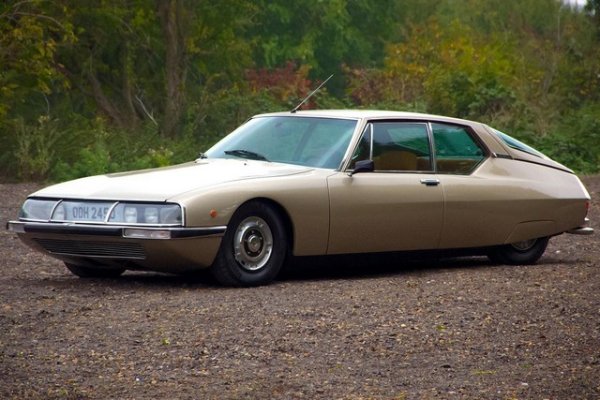 Citro&euml;n SM заимства до голяма степен иновации, въведени в DS, като включва хидропневматично саморегулиращо се окачване и светлини, които се въртят с кормилното управление. През 1970 г. това е най-бързият автомобил с предно задвижване с фабрично посочена максимална скорост 220 км/ч, а на независими тестове достига 235 км/ч. Автомобилът е символ на прогресивна технология, подобен на съвременника си - самолета Concrde. Произвежда се от 1970 до 1975 г.